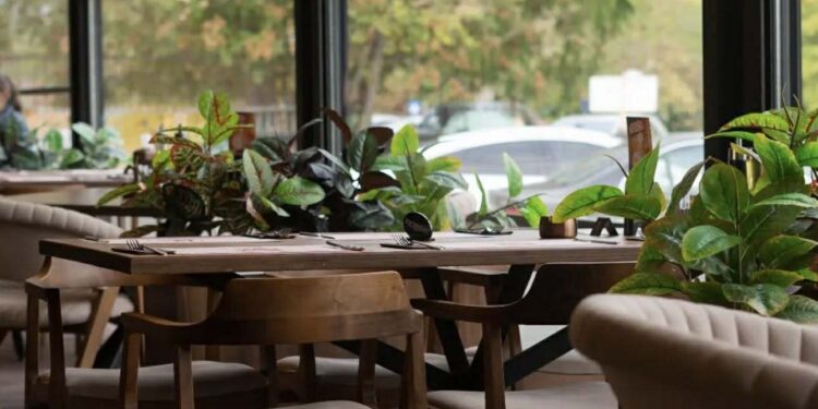 Инспекторите забраниле работа, но локалот продолжил да работи: Скопски угостител под истрага