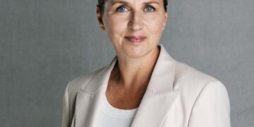 Маж без документи се качил во авионот на премиерката на Данска на аеродромот во Гренланд