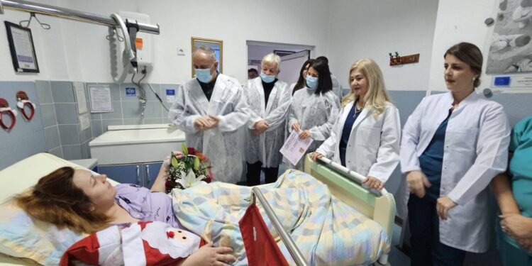 Градоначалникот Менди Ќура го честита првото бебе на Струга за 2026 година со посета кај мајката