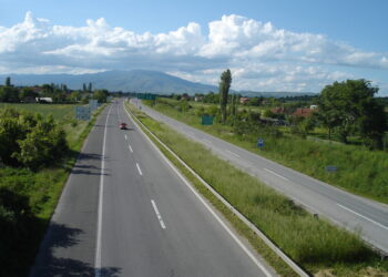 Сообраќајот на државните патишта тече непречено, но внимателно поради влажни коловози и зимски услови