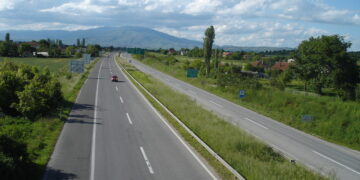 Сообраќајот на државните патишта тече непречено, но внимателно поради влажни коловози и зимски услови