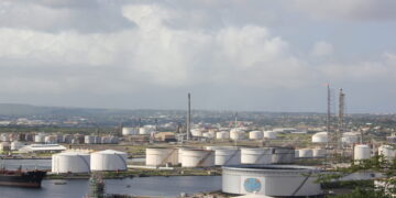 Венецуела отвора врата за странски инвестиции во нафтата, додека САД бараат пристап до резервите на долги стази