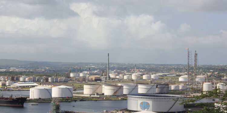 Венецуела отвора врата за странски инвестиции во нафтата, додека САД бараат пристап до резервите на долги стази