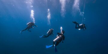 Нуркачи на „Амфора“ го најавија празничниот дух на Охрид со оган во езерото