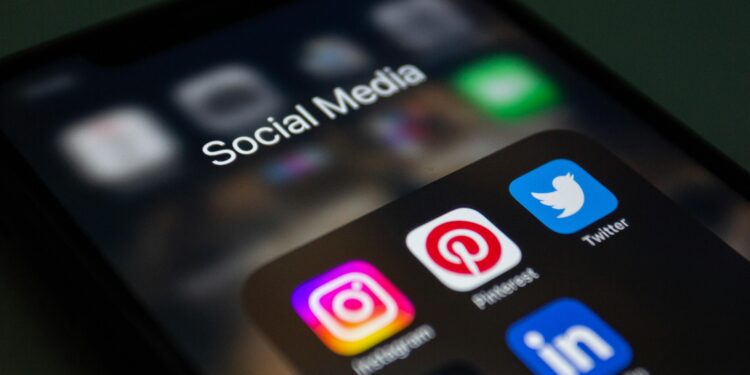 Франција воведе забрана за користење на социјалните мрежи за лица под 15 години