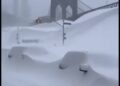 (ФОТО и ВИДЕО) АПОКАЛИПТИЧНИ СЦЕНИ ОД ЊУ ЈОРК: силната снежна бура ги затрупува улиците и зградите