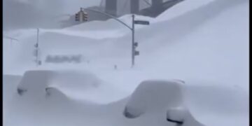 (ФОТО и ВИДЕО) АПОКАЛИПТИЧНИ СЦЕНИ ОД ЊУ ЈОРК: силната снежна бура ги затрупува улиците и зградите