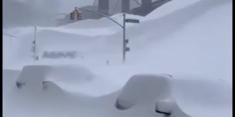 (ФОТО и ВИДЕО) АПОКАЛИПТИЧНИ СЦЕНИ ОД ЊУ ЈОРК: силната снежна бура ги затрупува улиците и зградите