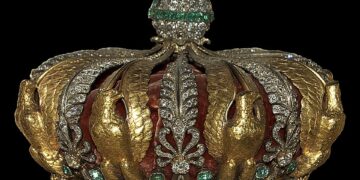 Круната на царицата Евгенија ќе биде реставрирана, откако беше оштетена при грабежот во Лувр