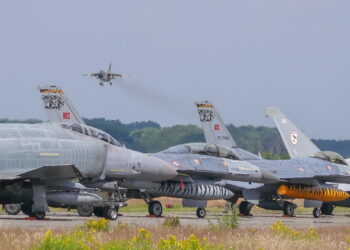 Воен авион F-16 се урна по полетување од Турција