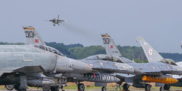 Воен авион F-16 се урна по полетување од Турција