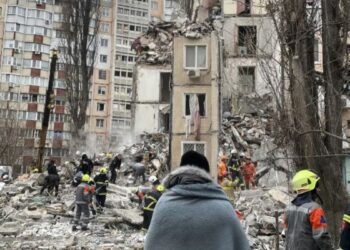 Руски дронови ноќва удрија по станбени згради во Украина: Загинати цивили во Одеса и Харков, меѓу нив и дете