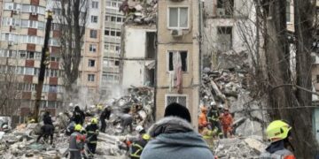 Руски дронови ноќва удрија по станбени згради во Украина: Загинати цивили во Одеса и Харков, меѓу нив и дете