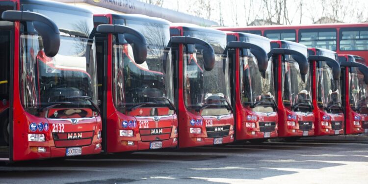 Само половина од автобусите на ЈСП се во дневен промет