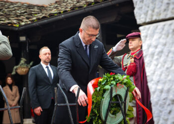 Мицкоски положи цвеќе на гробот на Гоце Делчев по повод годишнината од неговото раѓање