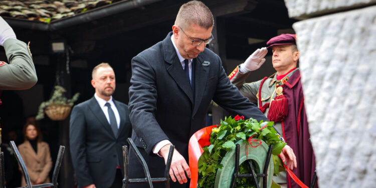 Мицкоски положи цвеќе на гробот на Гоце Делчев по повод годишнината од неговото раѓање