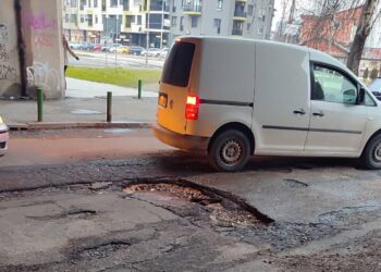 Граѓаните алармираат за опасноста на улицата покрај „Македонска пошта“ во Центар