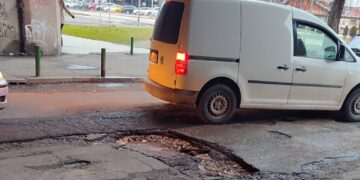 Граѓаните алармираат за опасноста на улицата покрај „Македонска пошта“ во Центар