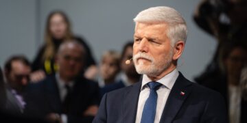 Илјадници граѓани протестираа низ Чешка со поддршка на претседателот Петр Павел