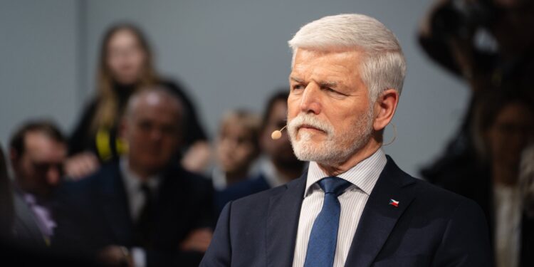 Илјадници граѓани протестираа низ Чешка со поддршка на претседателот Петр Павел