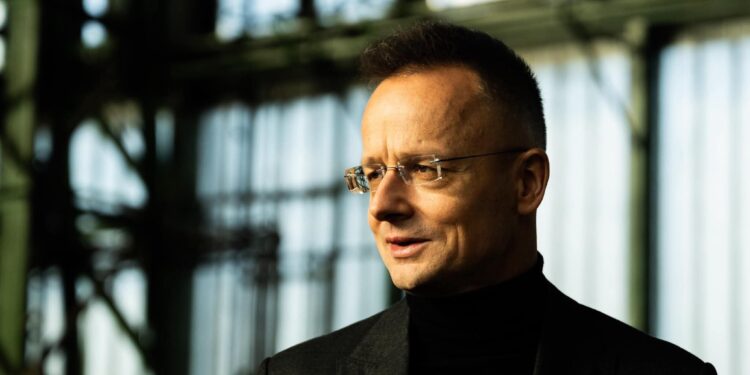 Сијарто: Истите актери кои го уништија Северниот тек, денес го блокираат „Дружба“