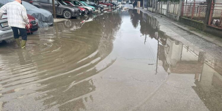 Поплавена улицата „Арсо Мицков“ во Ѓорче Петров, жителите бараат помош од општината