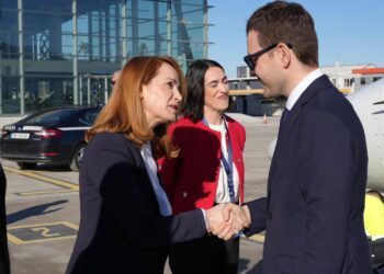 Муцунски пристигна во Тирана на состанок за Коридор VIII