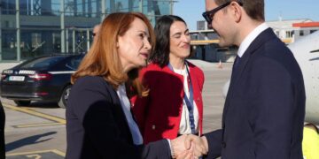 Муцунски пристигна во Тирана на состанок за Коридор VIII