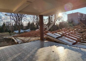 Силен ветер предизвика пад на кровна конструкција на средно училиште во Гевгелија