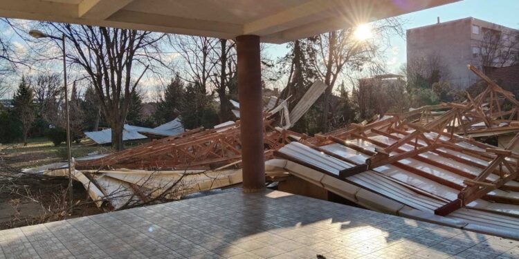 Силен ветер предизвика пад на кровна конструкција на средно училиште во Гевгелија