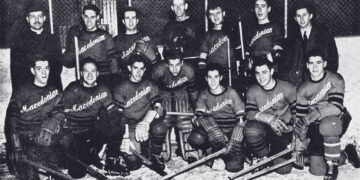 Од „MACEDONIAN“ на дресовите во 1945 до НХЛ драфтот во 2008: Гордоста на Стивен Стамкос за македонските корени