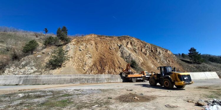 Блокиран дел од автопатот А3 кај битолската обиколница, ЈП „Македонија Пат“ работи на расчистување