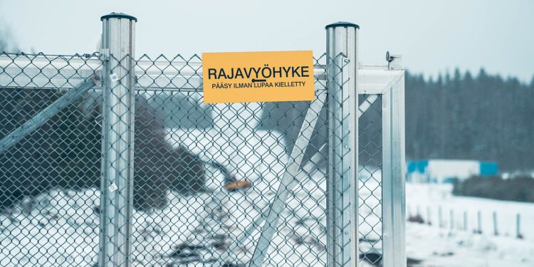 Русија го зајакнува военото присуство на границата со Финска