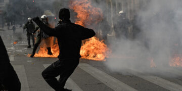 Солун во пламен: Молотови коктели, судири со полицијата и над 300 приведени за една ноќ