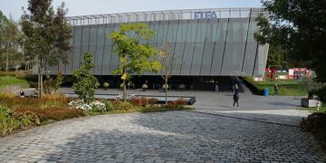 ФИФА сака да ја врати Русија на меѓународната фудбалска сцена, Украина се противи