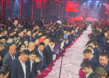 Кинески директор дели милиони: 26 милиони долари за 7.000 вработени