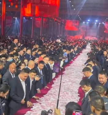 Кинески директор дели милиони: 26 милиони долари за 7.000 вработени