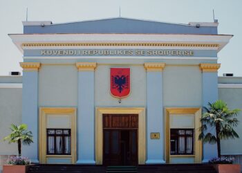 Масовни протести и судир со полицијата против заменичката на премиерот во Тирана