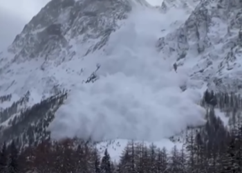 Лавина целосно го зафати ски-центарот на италијанските Алпи