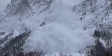 Лавина целосно го зафати ски-центарот на италијанските Алпи