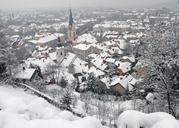 Снежна бура во Словенија предизвикува прекини во снабдувањето со вода и електрична енергија