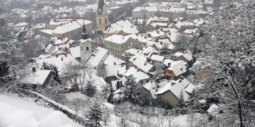 Снежна бура во Словенија предизвикува прекини во снабдувањето со вода и електрична енергија
