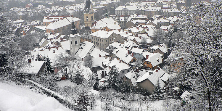 Снежна бура во Словенија предизвикува прекини во снабдувањето со вода и електрична енергија