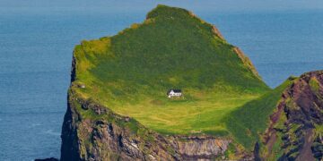 Скриена на островот Елидеј, Исланд, најосамената куќа во светот