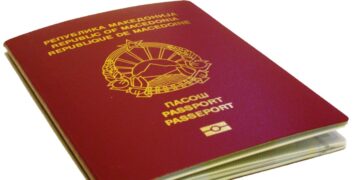 Полицајци и граѓански посредници организирале шема за „брзи лични документи“