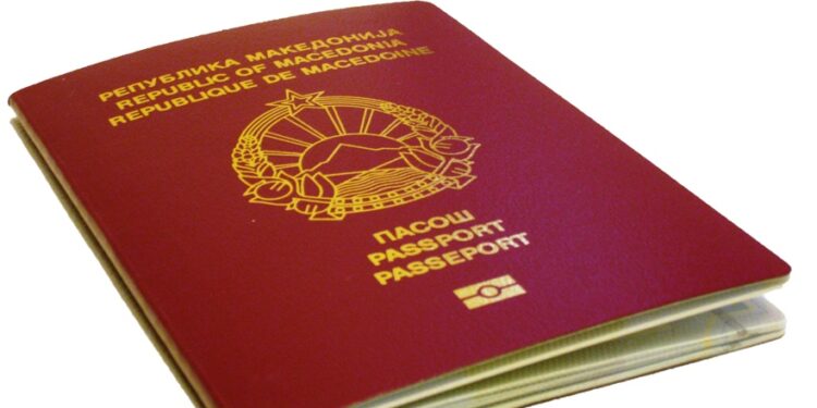 Полицајци и граѓански посредници организирале шема за „брзи лични документи“