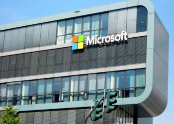 Project Silica: Microsoft ја создава архивата за чувањето на знаењето за илјадници години