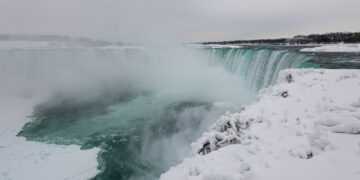 Историски снег го обви пејзажот на Нијагарините Водопади