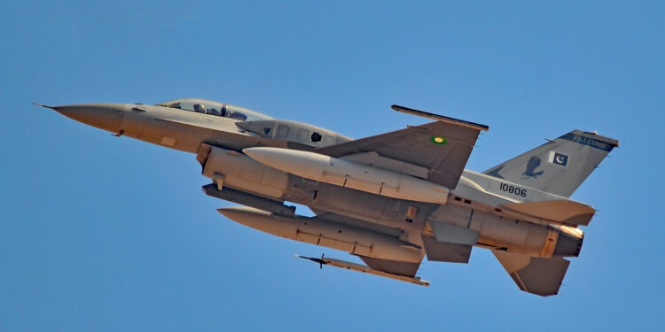 Пакистан изврши воздушни напади врз Авганистан по офанзивата на талибанците