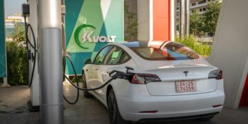 Глобалната автомобилска индустрија губи милијарди поради пресврти во стратегијата за електрични возила